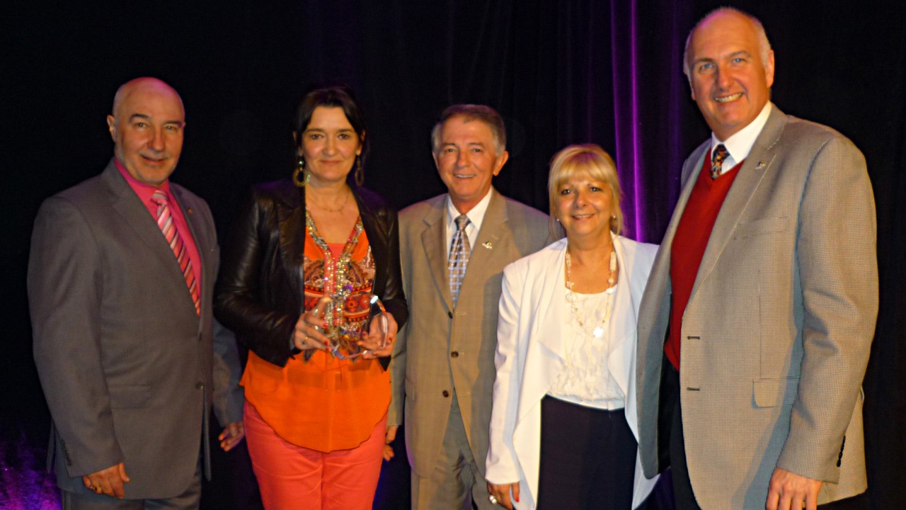 De gauche à droite: Denis Langlois, président du Regroupement des commissions scolaires de la région Chaudière-Appalaches, Marie Champagne, qui a reçu le Prix reconnaissance, Charles-Henri Lecours, président de la CSBE, Josée Bouchard, présidente de la FCSQ, et Normand Lessard, DG de la CSBE.
