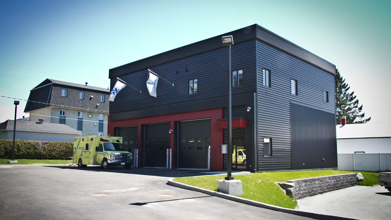 Hier matin, Dessercom a inauguré sa toute nouvelle caserne ambulancière, située à Sainte-Marie. Autrefois logée dans les locaux de Fertibeauce, l’équipe occupe désormais le 1460, route du Président-Kennedy Nord, à Sainte-Marie.