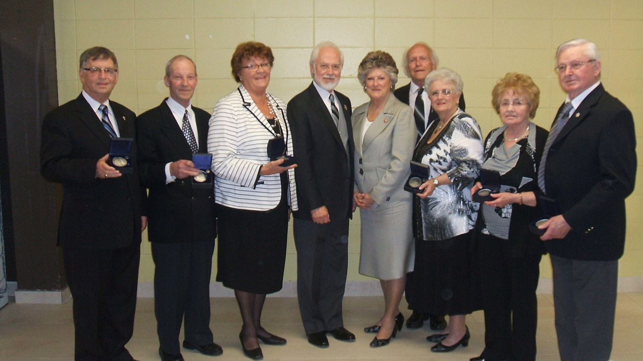 M. Bertrand Bolduc, M. Paul-Emile Dostie, Mme Marie Jacques, l'Honorable Lieutenant-Gouverneur Pierre Duchesne et son épouse Madame Lamoureux, M. Michel Cliche, maire de Ville St-Joseph, Madame Diane Gagnon-Lessard, Madame Annette Groleau et M. Paul-Henri Gagnon.