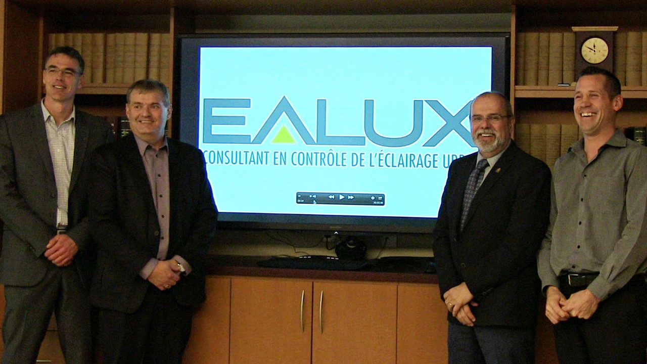 La Ville de Saint-Georges et l’entreprise mariveraine Ealux ont complété, lors des travaux de réaménagement de la promenade Redmond en 2013, la mise en fonction d’un système de contrôle de l’éclairage routier.