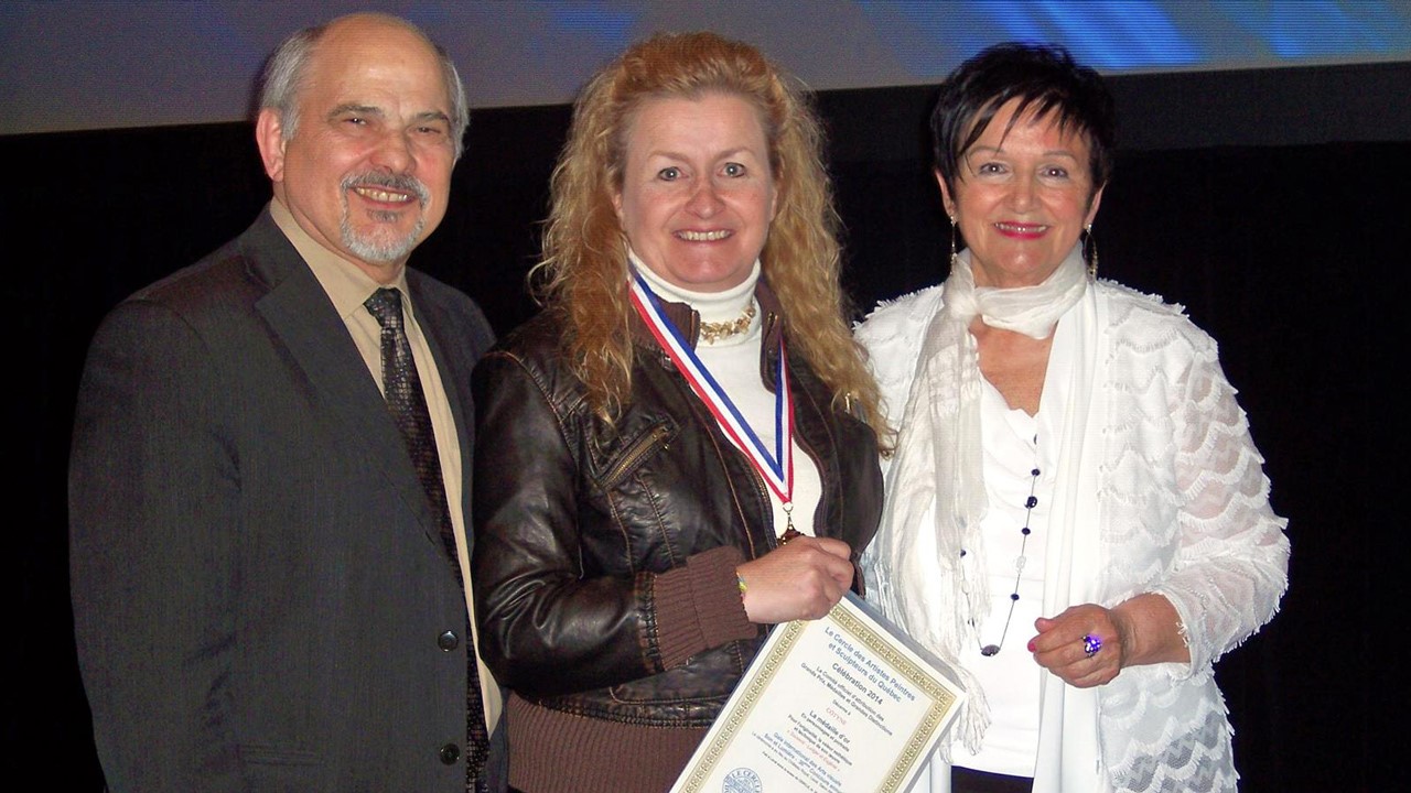 Mme Côté, au centre, compte à son actif plusieurs prix, mentions d’honneur, médailles, grandes distinctions, médailles de bronze, d’argent et d’or.