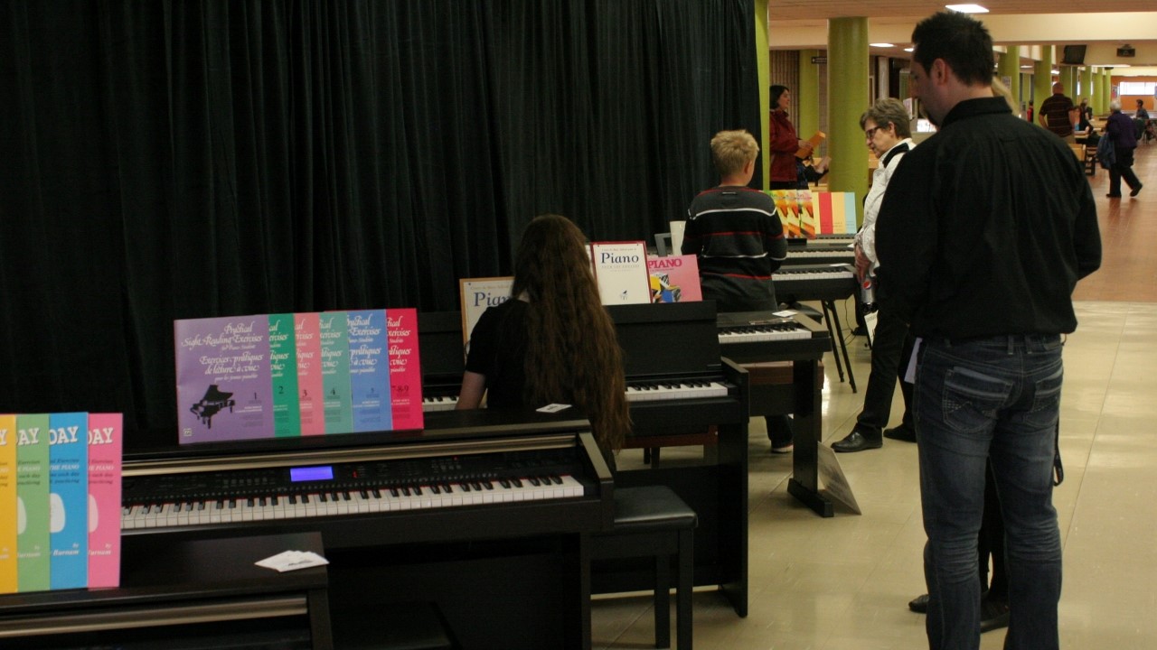 Le magasin Style Musique avait un kiosque à l'entrée où l'on pouvait voir différents pianos.