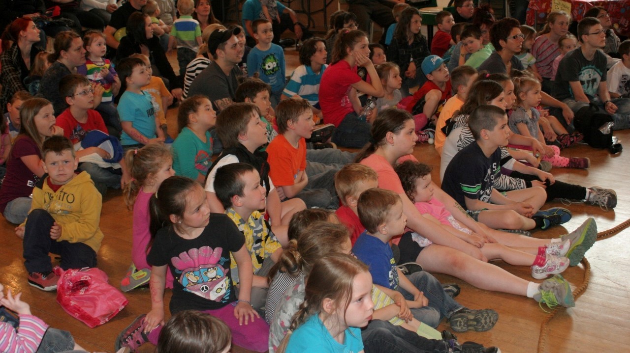 Les enfants étaient très attentifs lors du spectacle du cirque nez à nez.