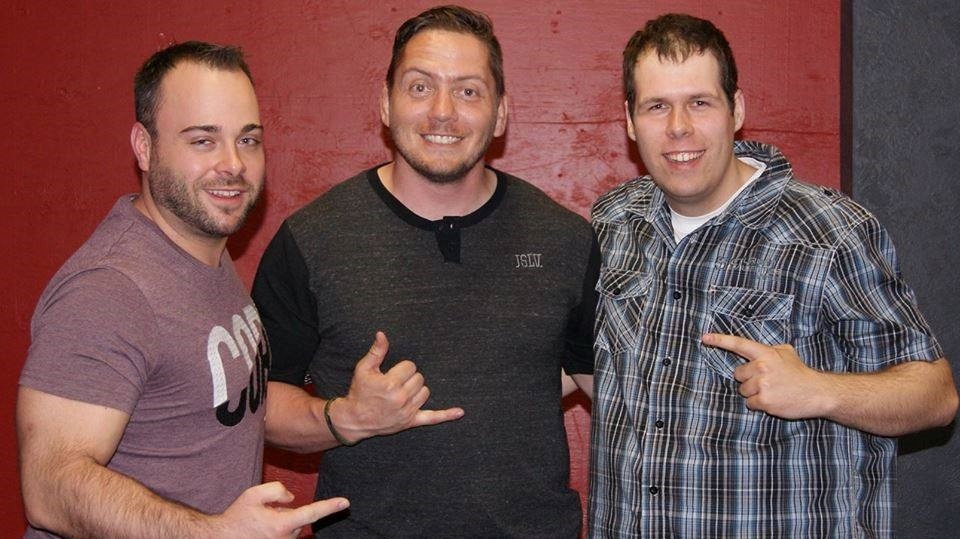 Jonathan "Road Warrior" Goulet est entouré d'Éric Gosselin et Gabriel Gignac, les deux organisateurs de l'événement.