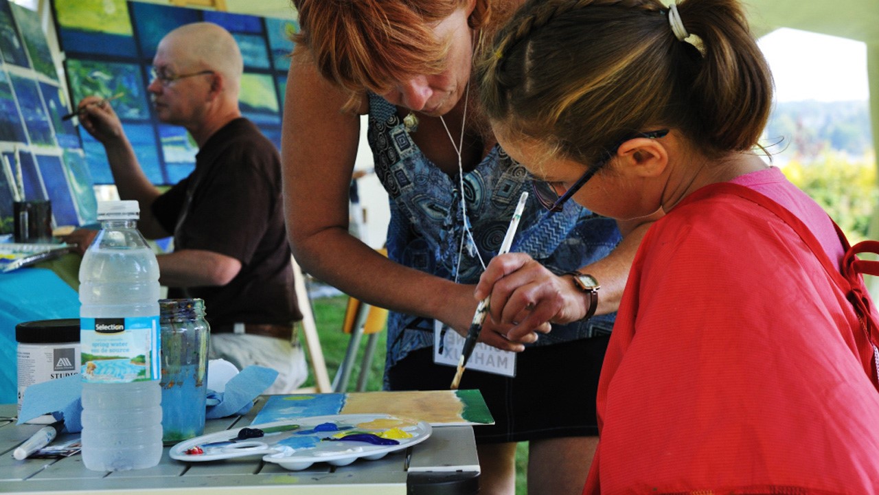 Le programme « Un enfant un artiste » s’avère un jumelage entre un enfant et un artiste pendant une période d’une heure lors du symposium.