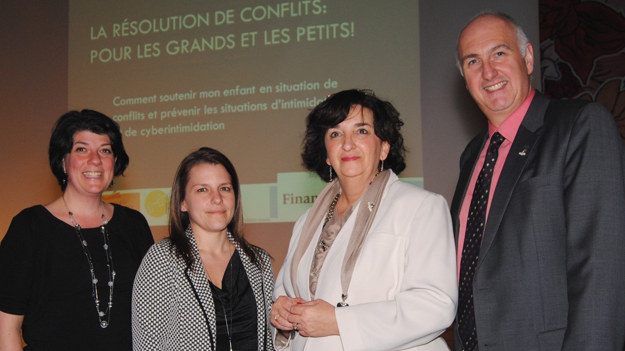 De gauche à droite: Mme Ginette Vézina (Institut vers le Pacifique), Mme Jessica Leroux (Sunlife), Mme Marie Labbé (coordonnatrice au secondaire à la CSBE), et M. Normand Lessard (d.g. à la CSBE).
