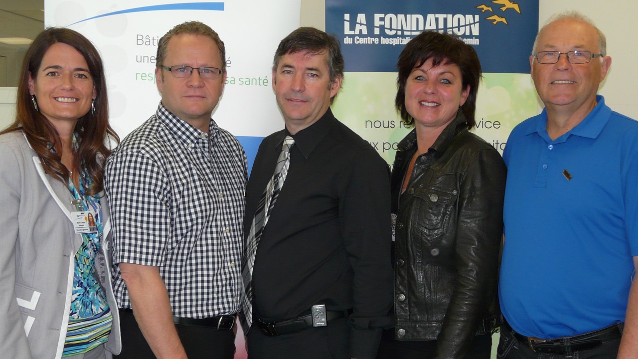 De gauche à droite : Madame Marie-Claude Bélanger, directrice générale du CSSS de Beauce, monsieur Michel Bernard, président d’honneur du 21e Tournoi de golf de la Fondation du CHBE,  Dr Simon Drouin, madame Manon Veilleux, présidente de la Fondation du CHBE et monsieur Denis Leclerc, président du comité organisateur du 21e Tournoi de golf de la Fondation du CHBE.