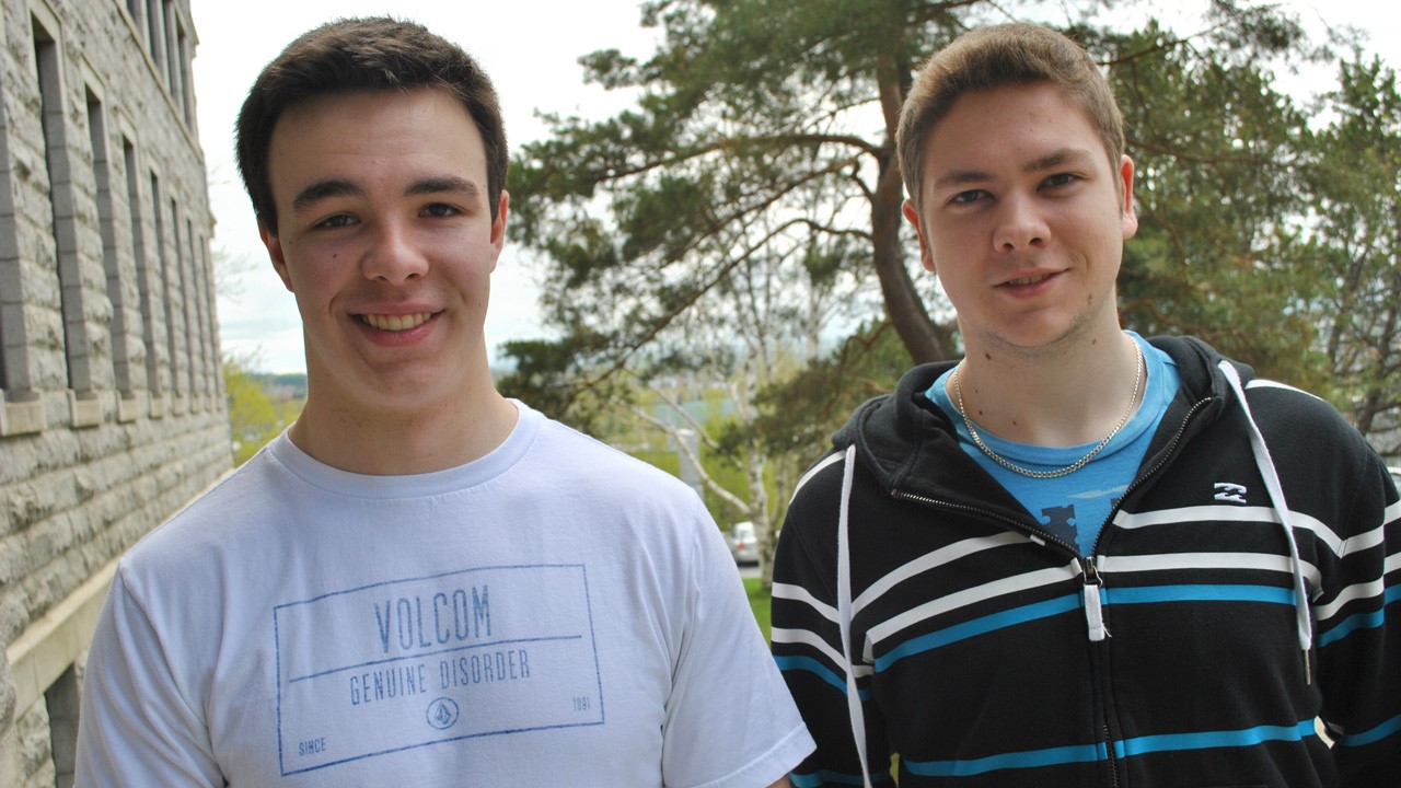 Pierre-Yves Gendron (St-Georges) et Karl Grenier (Ste-Marie), qui ont pris le deuxième rang du concours nord-américain de gestion d’entreprise virtuelle, National Titan Virtual Competition 2014.