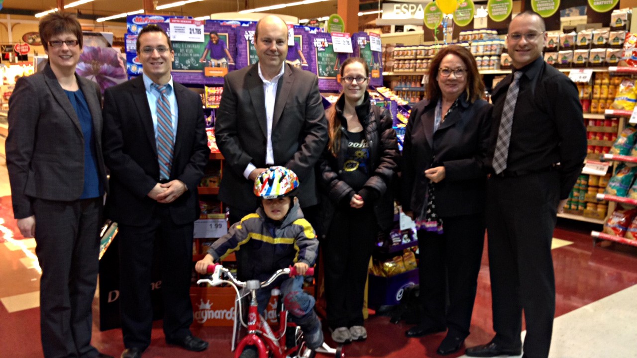 Philippe Bolduc âgé de trois ans et demi, en compagnie de ses parents Marie-Pier Durand et de Stéphane Bolduc de Saint-Frédéric, s'est mérité le premier vélo offert par l’organisme beauceron.