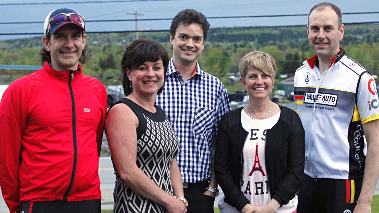 Les organisateurs de l'événement, de gauche à droite: Steve Breton, Triathlète; Manon Veilleux, Présidente fondation CHBE; Dominic Drouin; Edith Vignola et Claude Poulin.