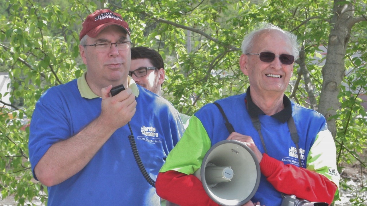 Le président d'honneur Pierre Couillard (à gauche) et le président de la Société Alzheimer Chaudière-Appalaches Bernard Poulin ont remercié les gens de leur présence et de leur générosité