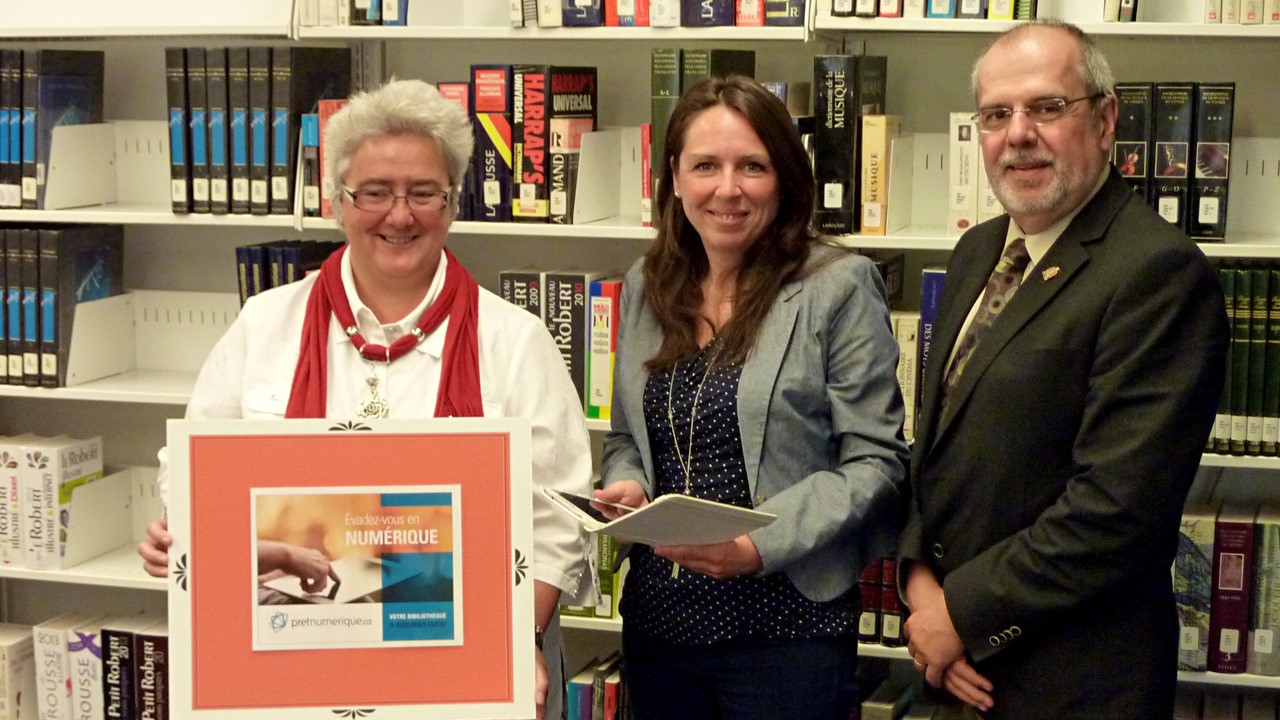 Sur la photo, de gauche à droite: Carole Paquet, directrice, Service des loisirs et de la culture; Marie Tanguay, chef de division – Bibliothèque; ainsi que Claude Morin, maire de Saint-Georges.
