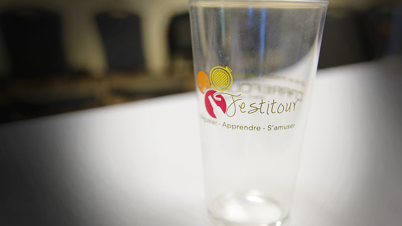 Le verre aux couleurs du Festitour qu'il faudra se procurer pour pouvoir déguster les bières sur place.