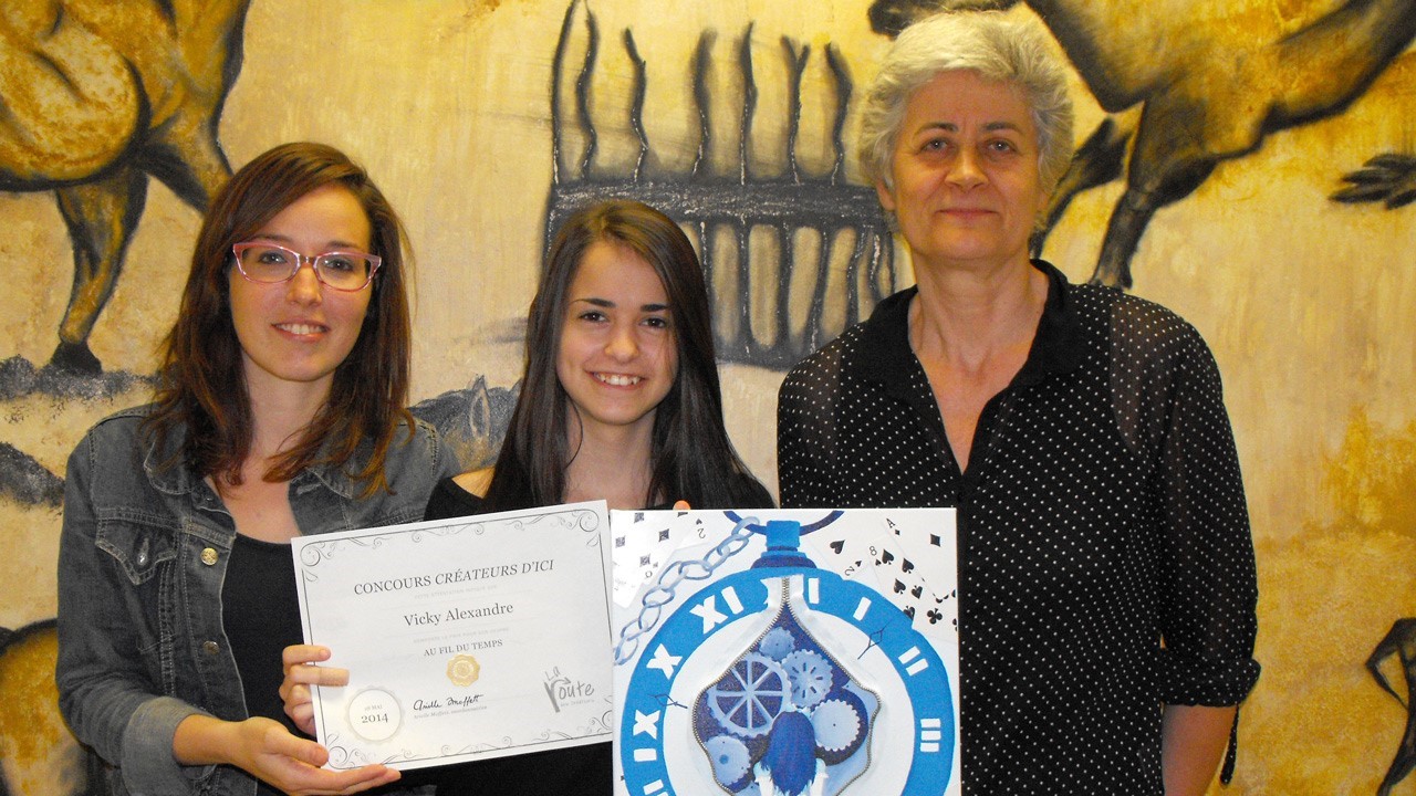 De gauche à droite : Arielle Moffett, coordonnatrice de la Route des créateurs des Etchemins, Vicky Alexandre, gagnante, et Gervaise Turmel, enseignante en arts à l'École des Appalaches.