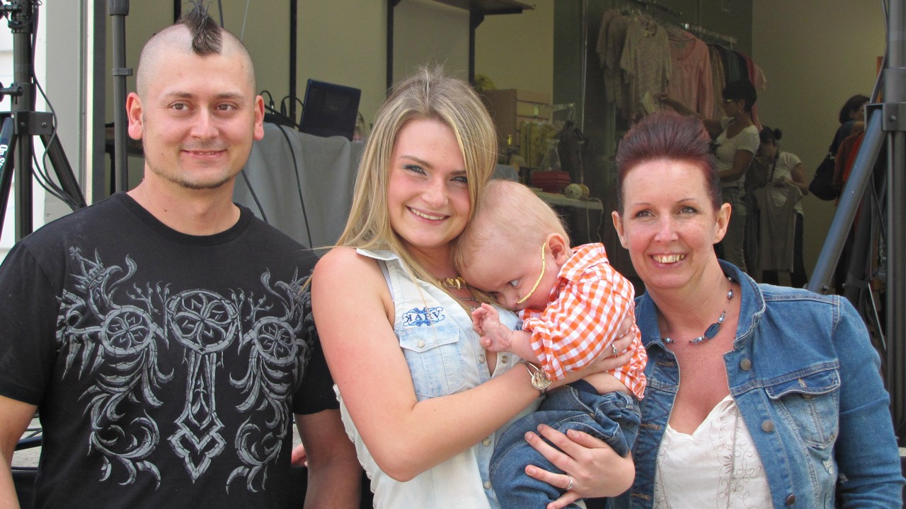 Carolane Cloutier en compagnie de Gregory Tanguay et de ses parents.