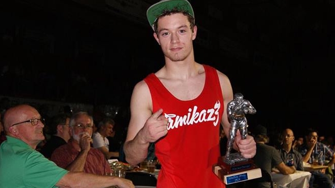 Simon Boucher avec le trophée du combat de la soirée