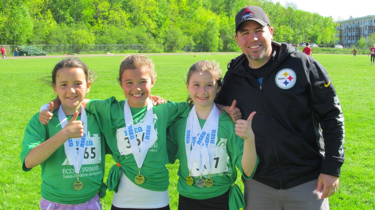 De gauche à droite sur la photo : Corinne Hamel, Mégane McDonald, Lorie Tanguay et Nicolas Pomerleau (éducateur physique).