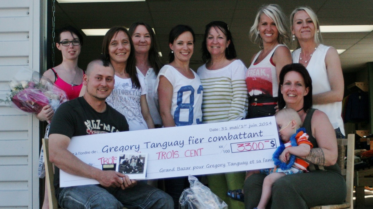 La famille de Grégory Tanguay entouré des organisatrices Josey Gagné, Sylvie et Martin Daigle, de Sandra Patry et Amélie Lessard, de Design SP, et de Gisèle Labonté, représentante de la Cage aux sports.