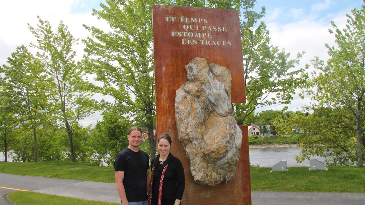 Nadia Mercier et Jean-François Maheux, les deux artistes sculpteures, posent devant leur création
