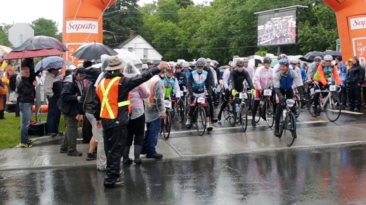 Le sourire malgré la pluie lors du passage du Grand Défi Pierre Lavoie à Saint-Georges