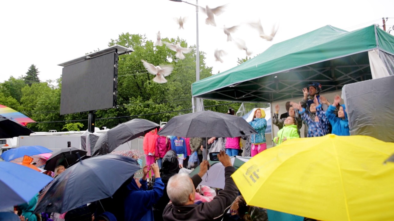 Le sourire malgré la pluie lors du passage du Grand Défi Pierre Lavoie à Saint-Georges