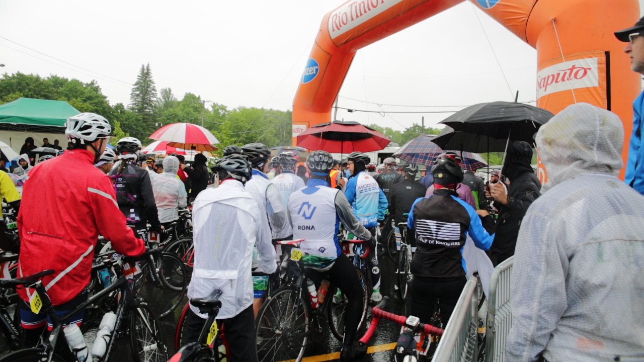 Le sourire malgré la pluie lors du passage du Grand Défi Pierre Lavoie à Saint-Georges