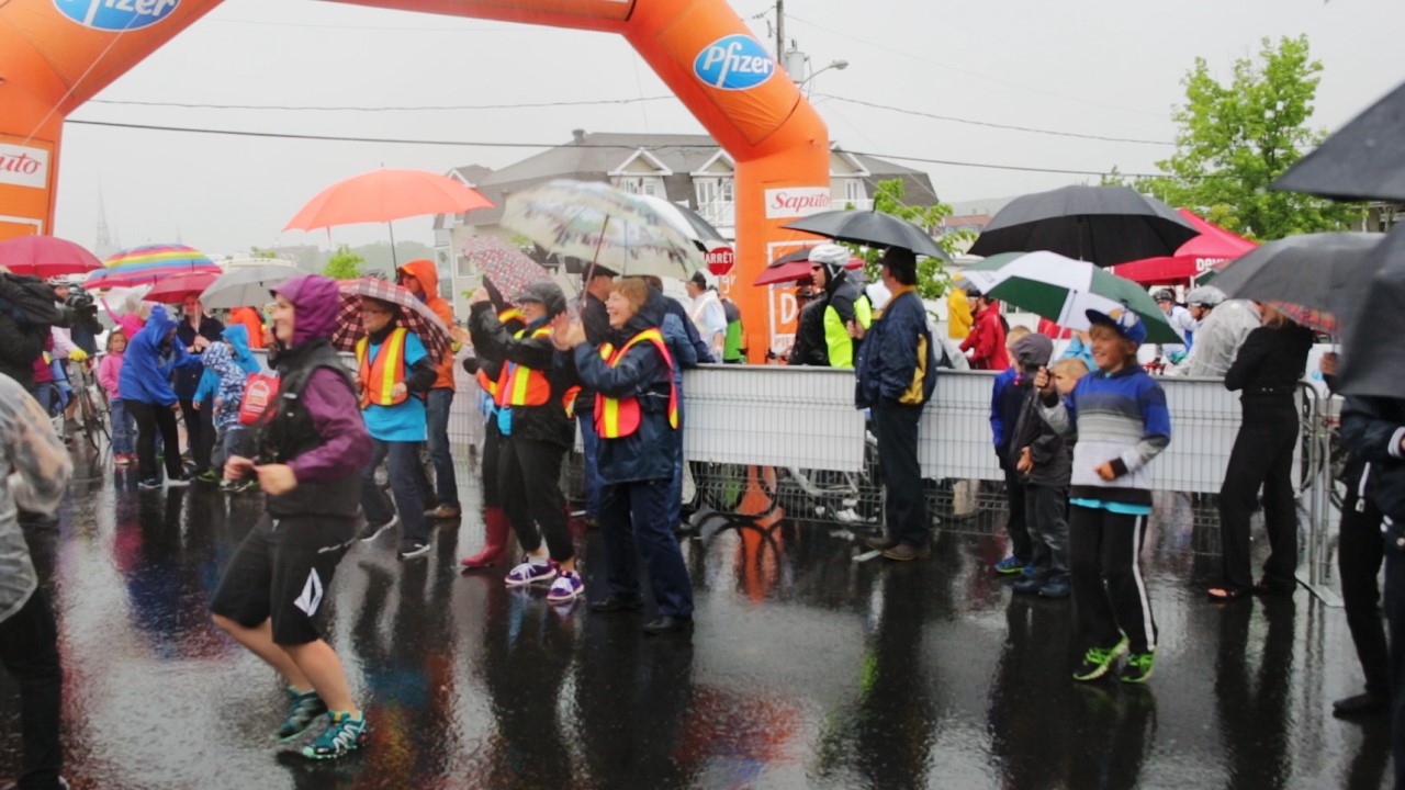Le sourire malgré la pluie lors du passage du Grand Défi Pierre Lavoie à Saint-Georges