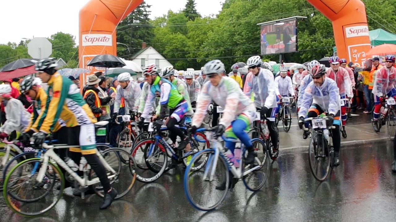 Le sourire malgré la pluie lors du passage du Grand Défi Pierre Lavoie à Saint-Georges