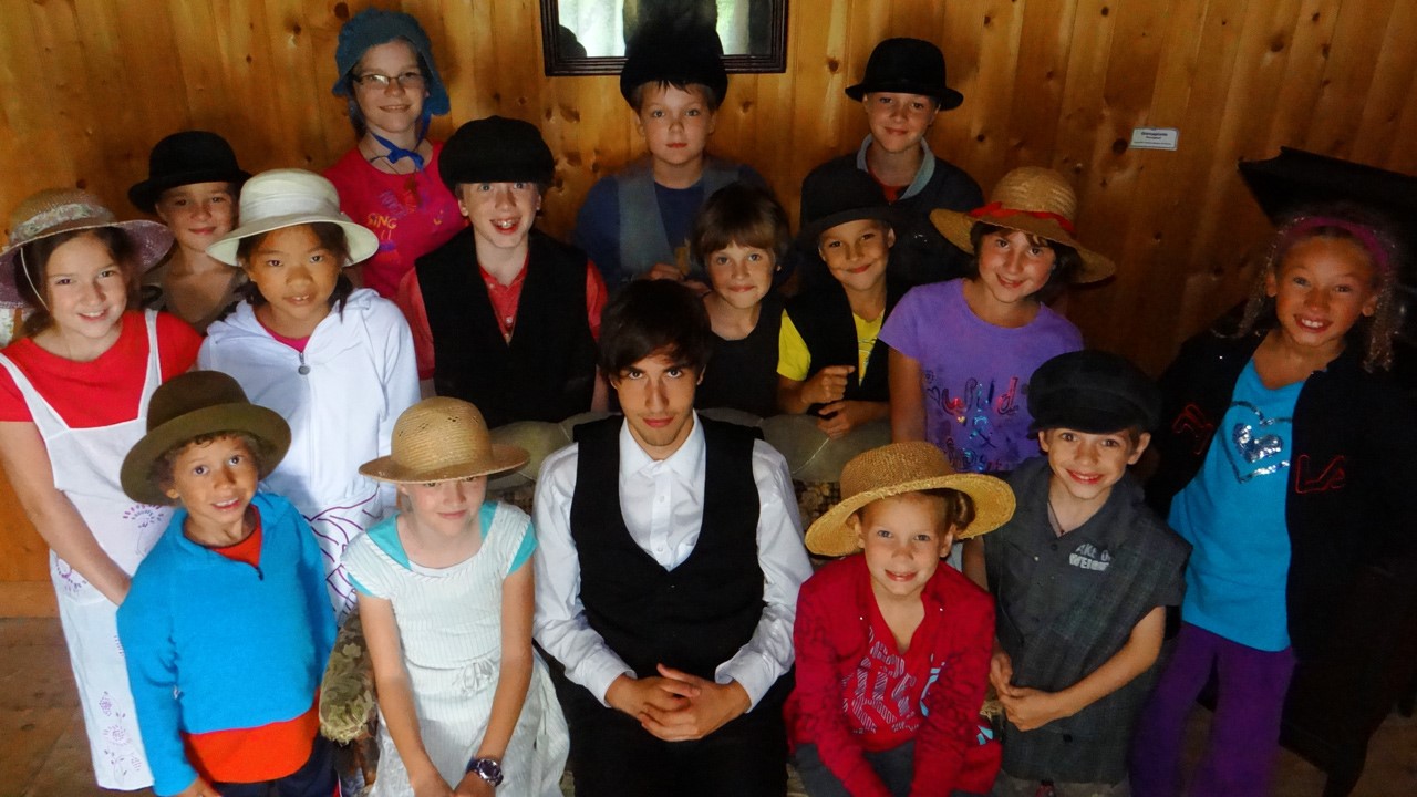 Les participants de l'an passé, dans leur costume d'époque