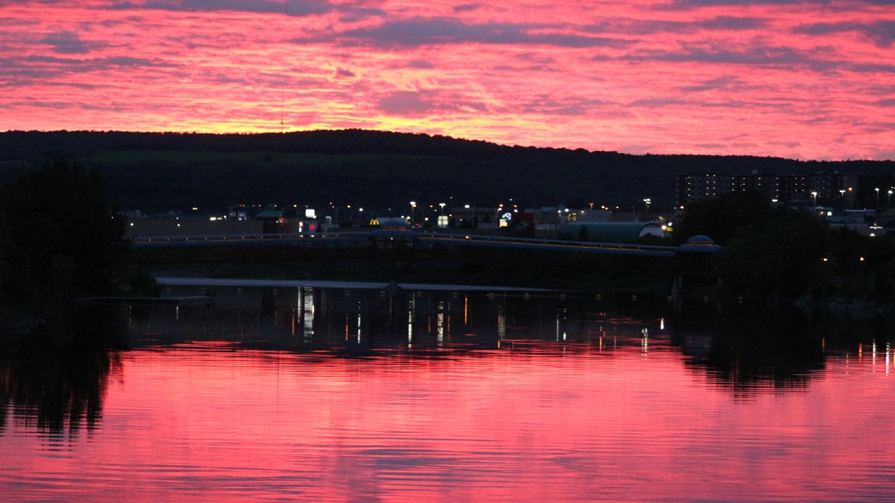 La Ville de Saint-Georges sous un ciel rosé.