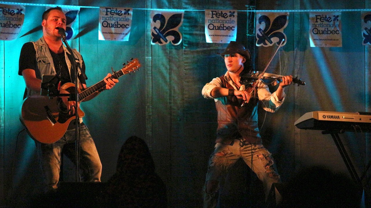 La formation « Les Cajuns », mettant en vedette Phil Lauzon et son violoniste Dave Chenel