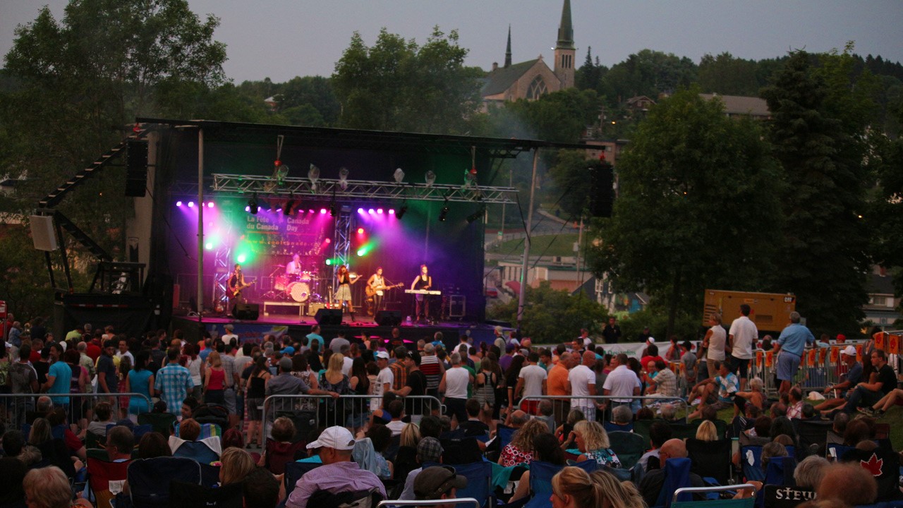 Plus de 7000 personnes étaient rassemblées à la Place de l’église à Saint-Georges le 1er juillet dernier.