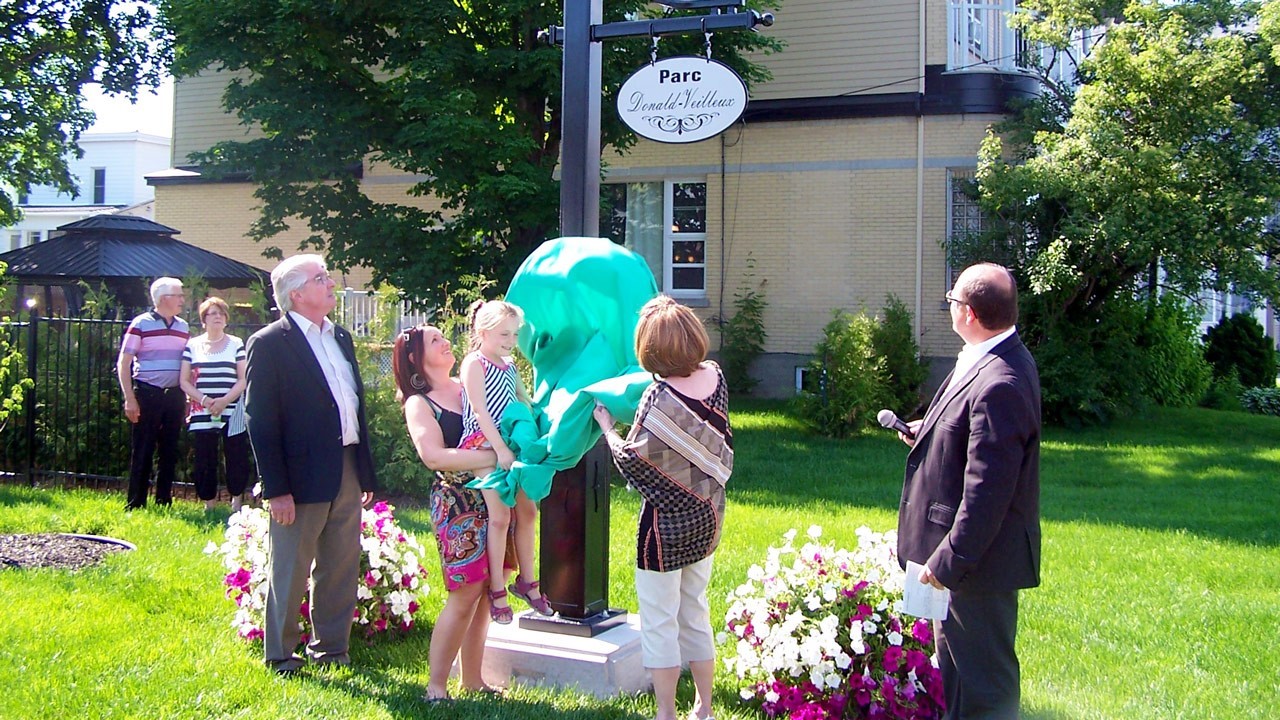 Pierre Godbout, président de la Caisse, Karine Veilleux, fille de Donald Veilleux, Laurie, petite-fille de M. Veilleux, Nicole Thompson, conjointe de M. Veilleux, et Jean-Simon Maheux, directeur général de la Caisse Desjardins des Sommets de la Beauce.