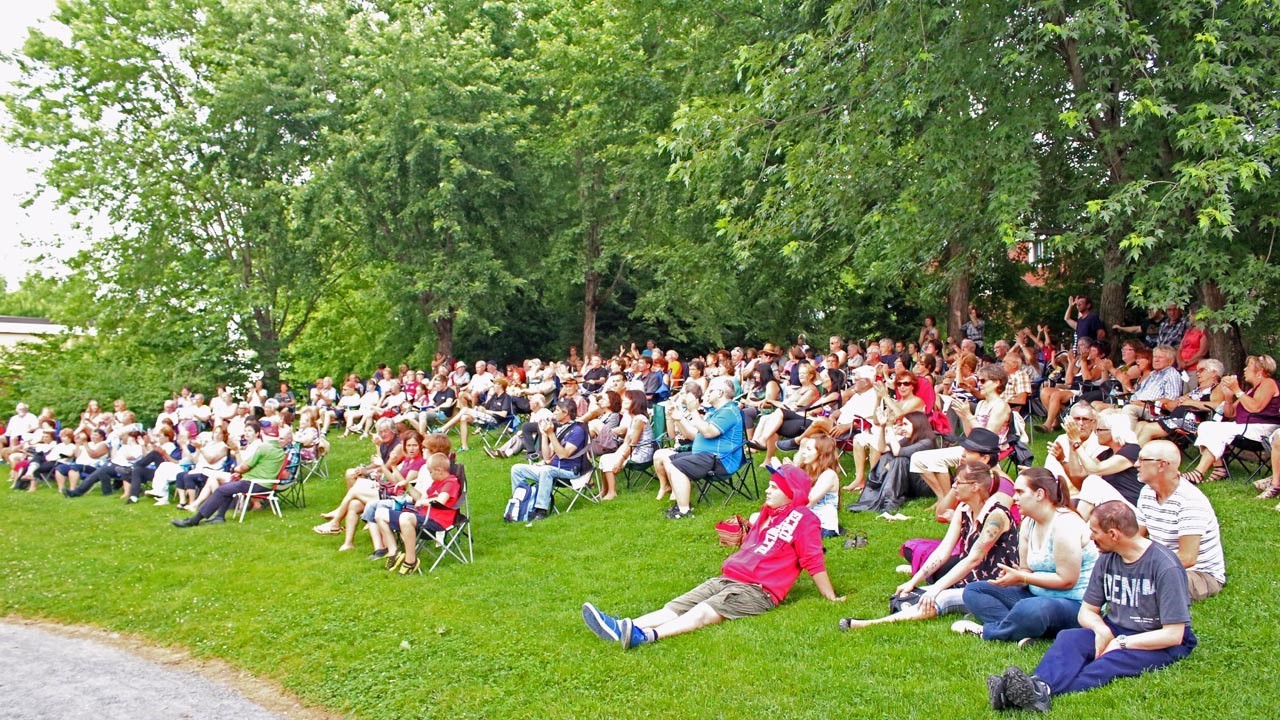 Selon les organisateurs de l’évènement, environ 400 personnes se sont déplacées pour assister au spectacle de La Jarry.