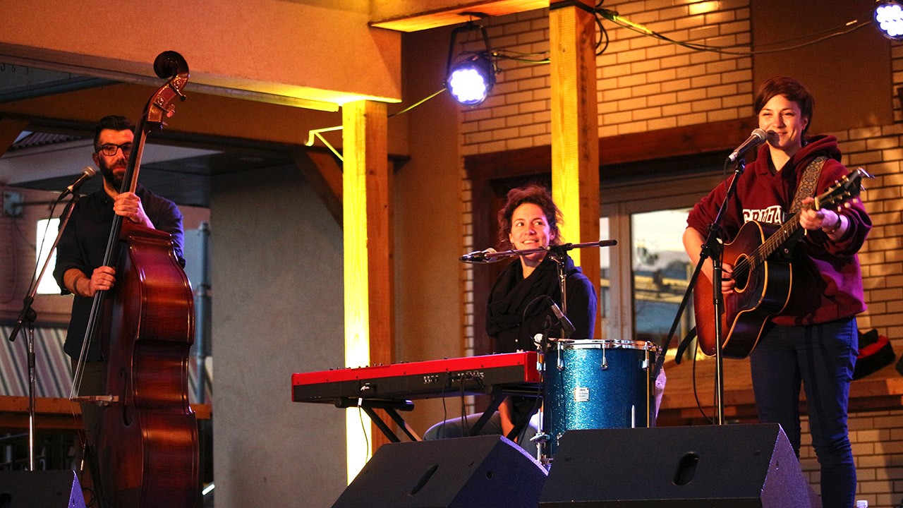 La chanteuse Sarah Toussain-Léveillé et ses deux musiciens étaient de passage hier sur la scène du Grand Marché de Saint-Georges dans le cadre du premier d’une série de quatre spectacles de l’évènement « C’est SHOW au centre-ville ».