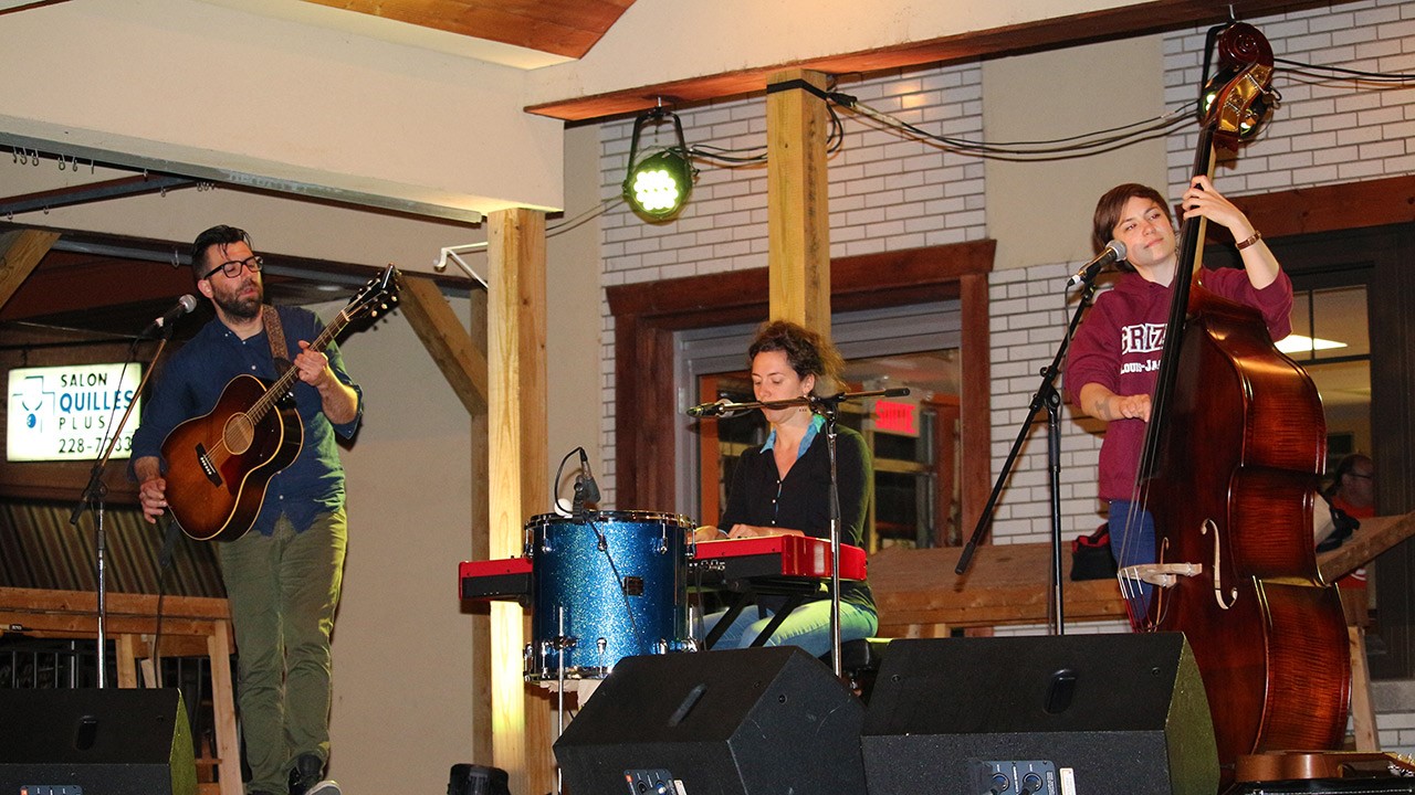 La chanteuse Sarah Toussain-Léveillé et ses deux musiciens étaient de passage hier sur la scène du Grand Marché de Saint-Georges dans le cadre du premier d’une série de quatre spectacles de l’évènement « C’est SHOW au centre-ville ».