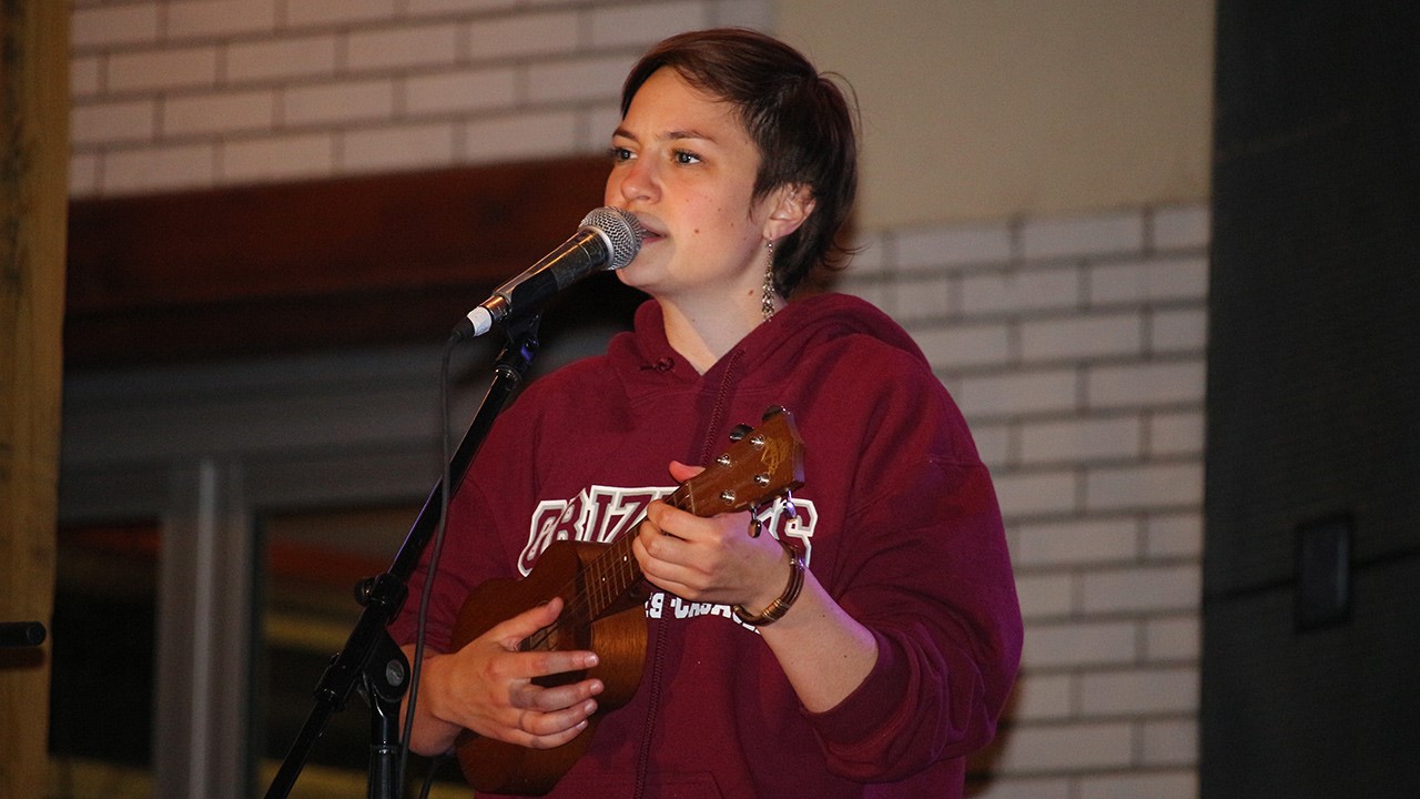 La chanteuse Sarah Toussain-Léveillé et ses deux musiciens étaient de passage hier sur la scène du Grand Marché de Saint-Georges dans le cadre du premier d’une série de quatre spectacles de l’évènement « C’est SHOW au centre-ville ».