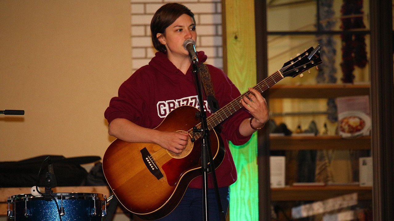 La chanteuse Sarah Toussain-Léveillé et ses deux musiciens étaient de passage hier sur la scène du Grand Marché de Saint-Georges dans le cadre du premier d’une série de quatre spectacles de l’évènement « C’est SHOW au centre-ville ».