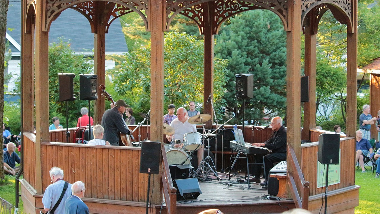 Environ 600 personnes se sont déplacées mercredi dernier pour entendre le Trio Sérénade qui était de passage à l’arboretum de Saint-Georges mercredi dernier lors des récitals de l’été georgien 2014.