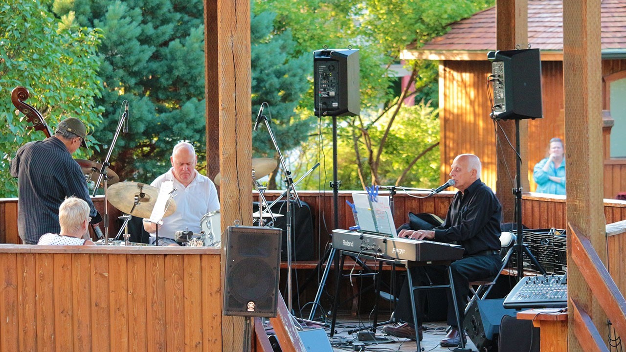 Environ 600 personnes se sont déplacées mercredi dernier pour entendre le Trio Sérénade qui était de passage à l’arboretum de Saint-Georges mercredi dernier lors des récitals de l’été georgien 2014.