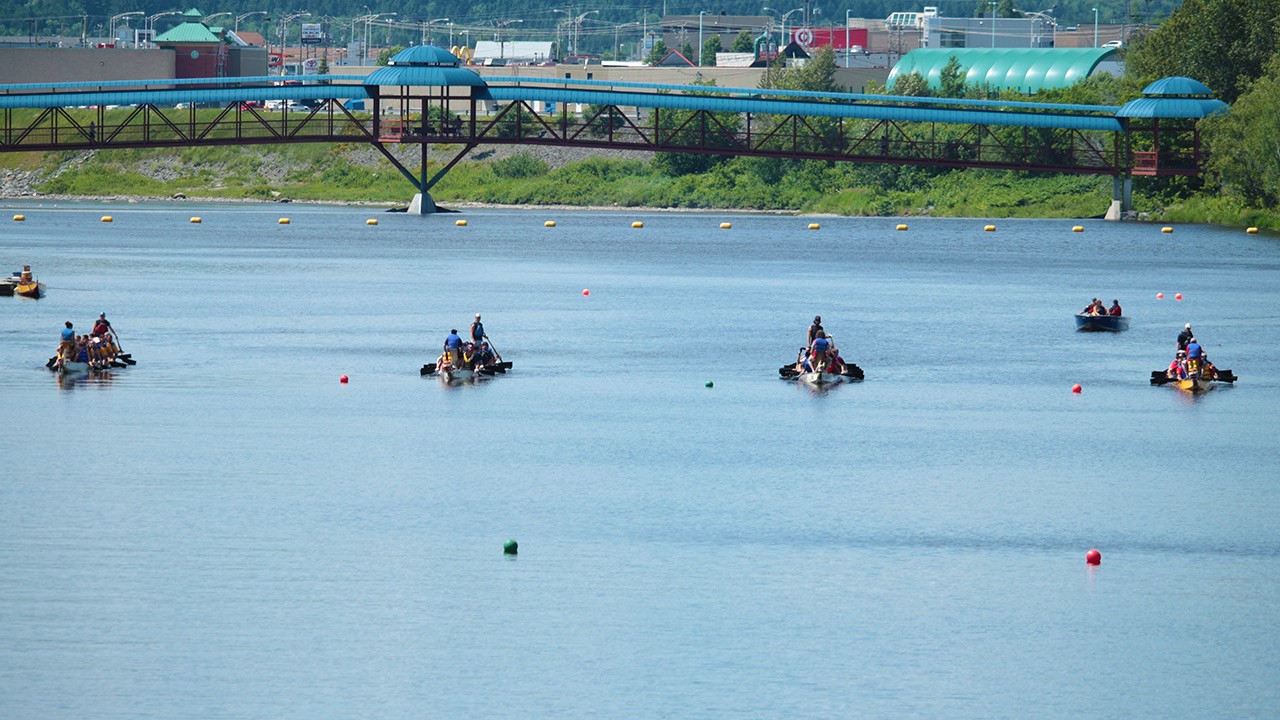Encore une fois cette année, les Bateaux-Dragons ont envahi la rivière Chaudière à Saint-Georges, à la hauteur des passerelles, lors de sixième édition de la populaire course qui se tenait hier. Au total, 40 équipes ont pris part à la course.