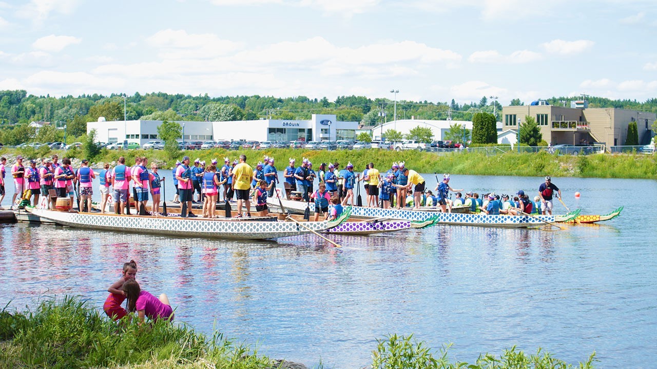 Encore une fois cette année, les Bateaux-Dragons ont envahi la rivière Chaudière à Saint-Georges, à la hauteur des passerelles, lors de sixième édition de la populaire course qui se tenait hier. Au total, 40 équipes ont pris part à la course.
