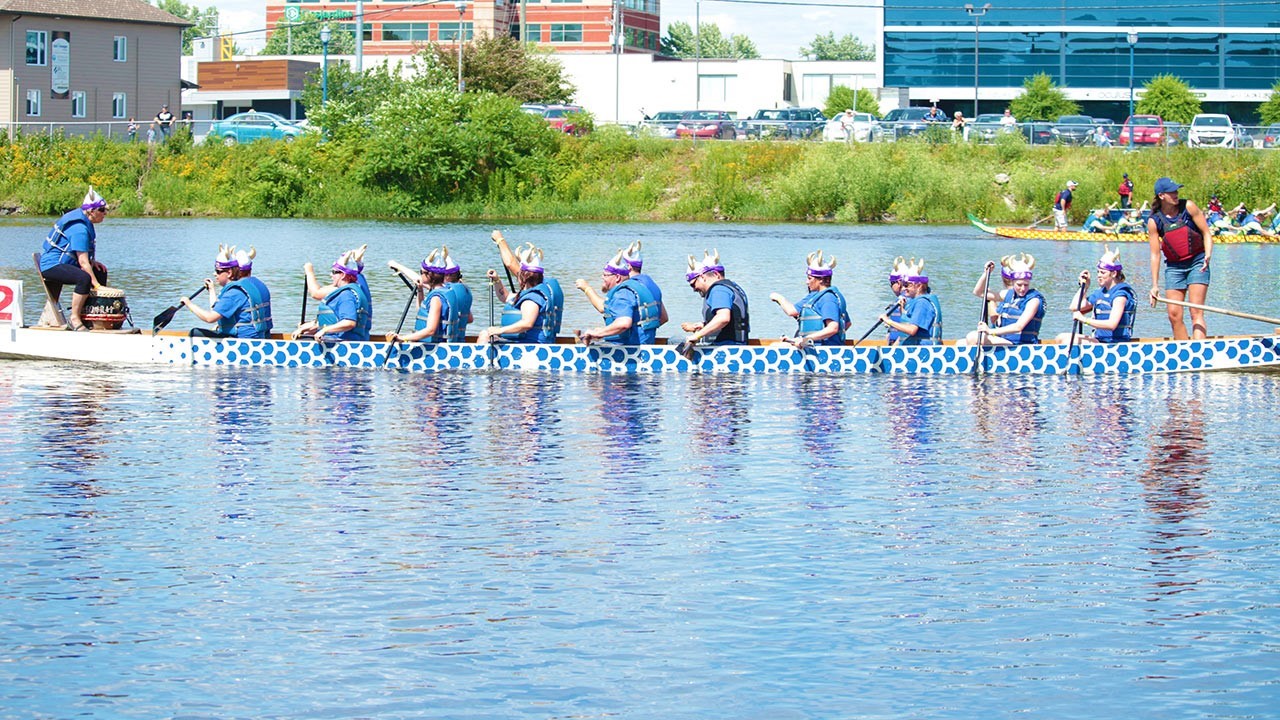 Encore une fois cette année, les Bateaux-Dragons ont envahi la rivière Chaudière à Saint-Georges, à la hauteur des passerelles, lors de sixième édition de la populaire course qui se tenait hier. Au total, 40 équipes ont pris part à la course.