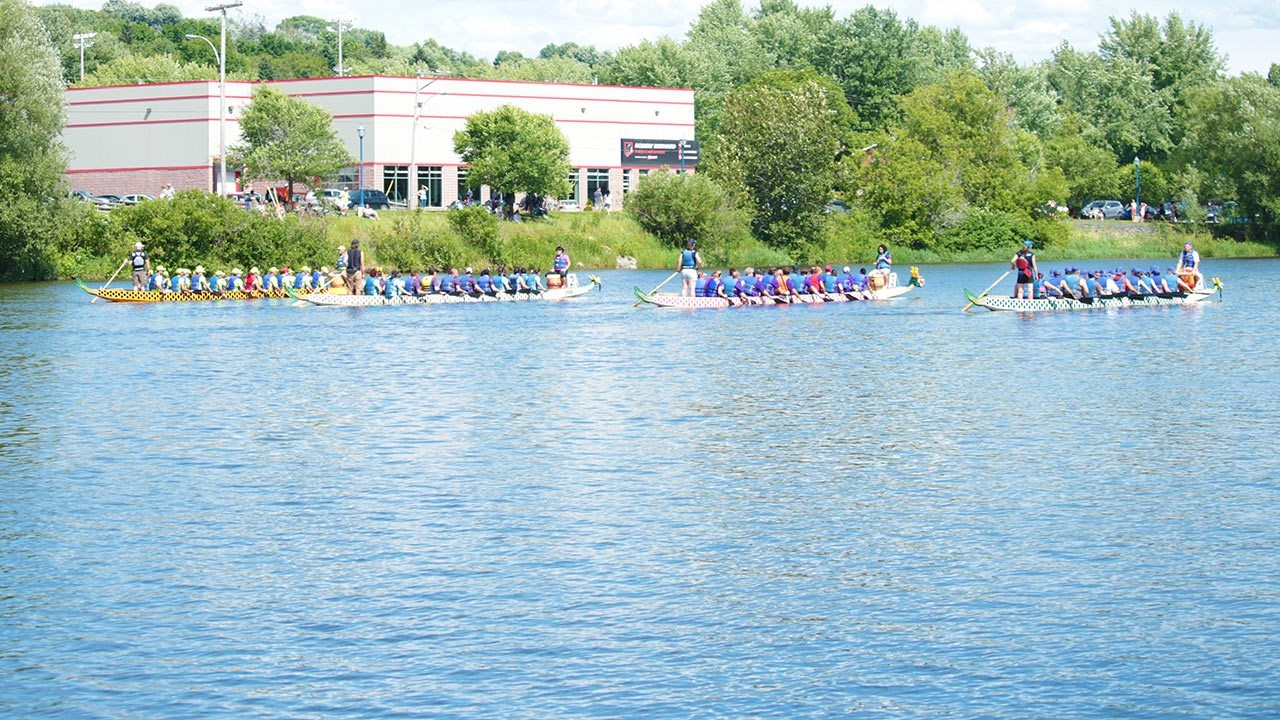 Encore une fois cette année, les Bateaux-Dragons ont envahi la rivière Chaudière à Saint-Georges, à la hauteur des passerelles, lors de sixième édition de la populaire course qui se tenait hier. Au total, 40 équipes ont pris part à la course.