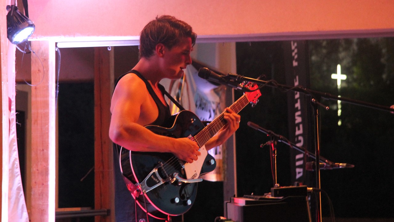 Kim Churchill et Elliot Maginot donnent «chaud» au centre-ville