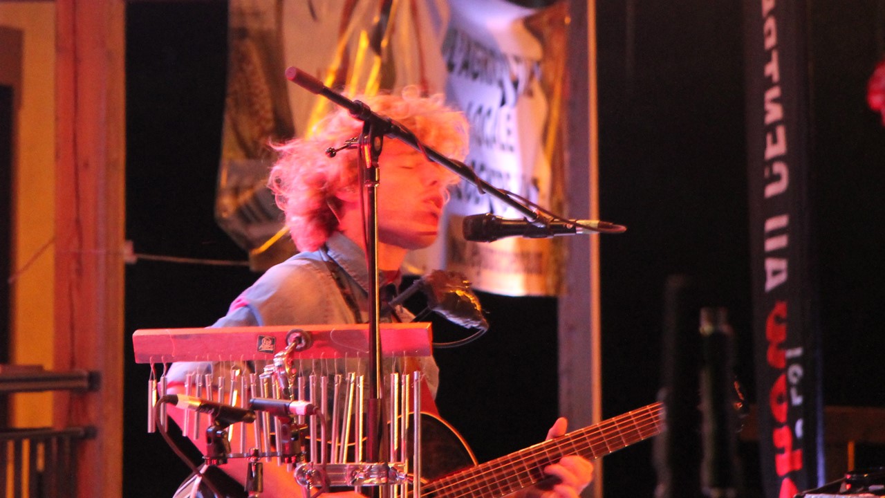 Kim Churchill et Elliot Maginot donnent «chaud» au centre-ville