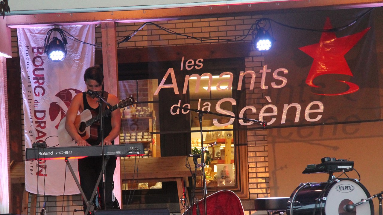 Kim Churchill et Elliot Maginot donnent «chaud» au centre-ville