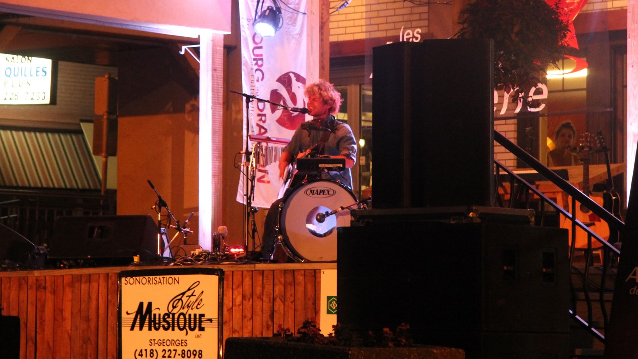 Kim Churchill et Elliot Maginot donnent «chaud» au centre-ville