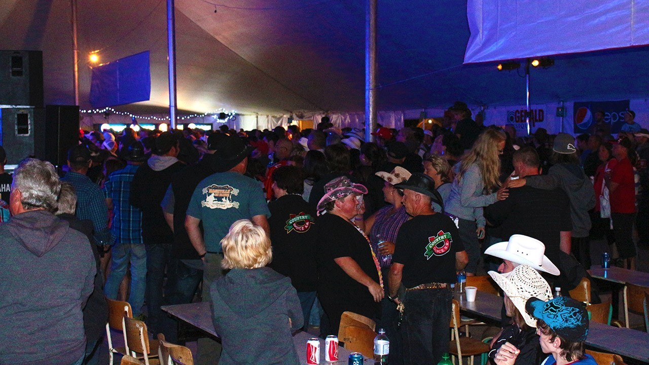 Plusieurs milliers de spectateurs étaient présents sous la tente au chapiteau Desjardins à Saint-Prosper hier pour assister au spectacle de Bob Bisonette dans le cadre du spectacle d’ouverture de la septième édition du festival Nashville en Beauce.