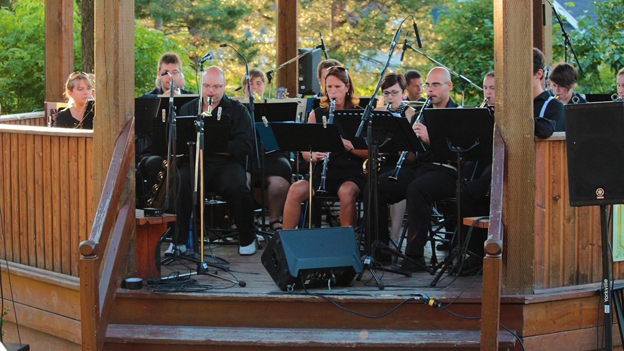 Plus de 350 personnes se sont présentées à l’Arboretum de Saint-Georges dans le cadre de la dernière représentation de l’édition de 2014 des Jeudis de la relève pour assister au spectacle du Big Beauce Band.